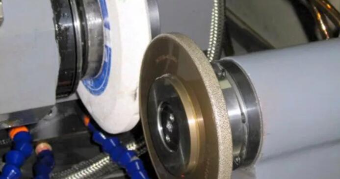 影響金剛石滾輪磨削性能的因素有哪些？